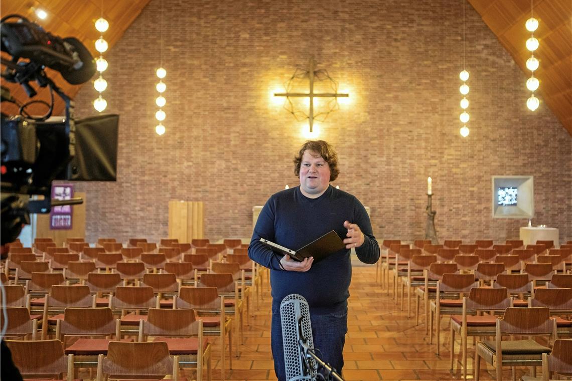 Er hat Hoffnung: Pfarrer Tobias Weimer bei der Aufzeichnung seines „Wort zum Sonntag“ in der Matthäuskirche in Backnang. Foto: A. Becher