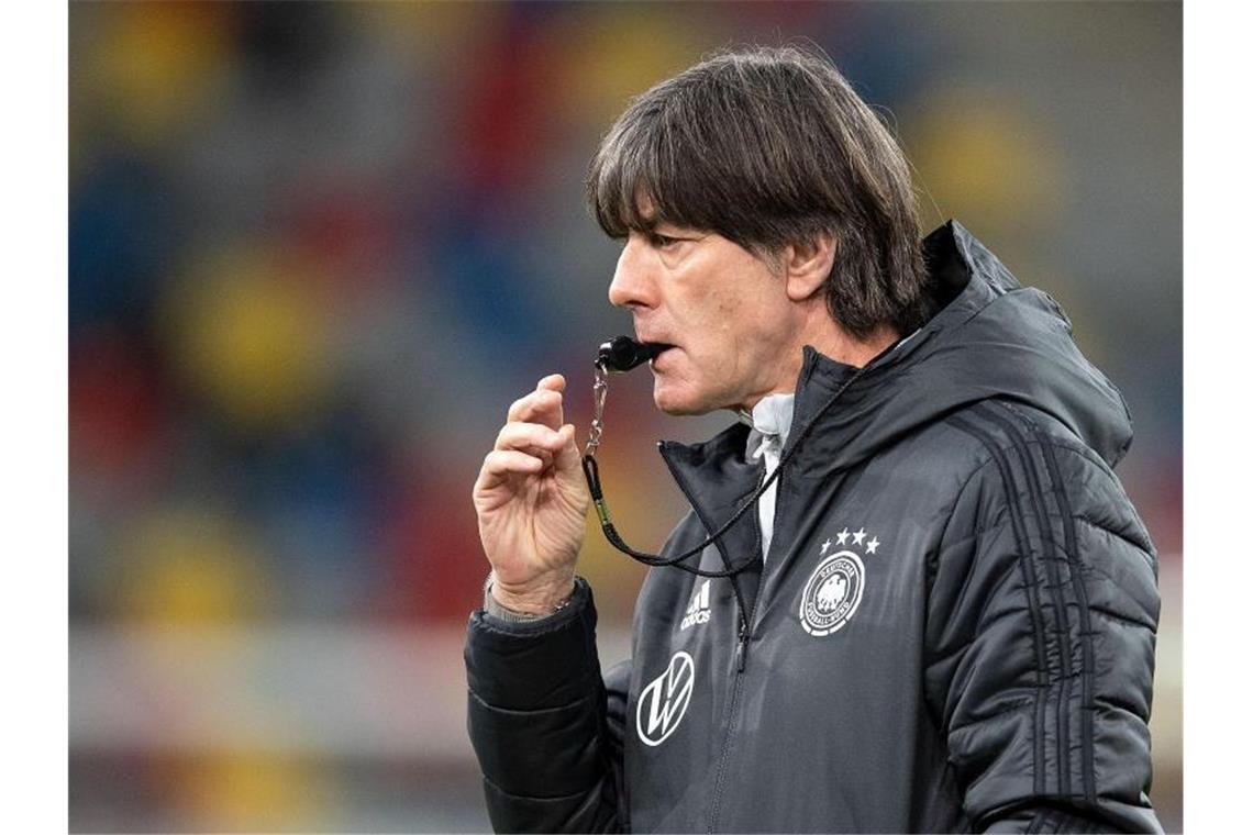 Ende der größten Bayern-Ära: Uli Hoeneß tritt ab „Er hat natürlich den deutschen Fußball schon so geprägt wie kaum ein anderer. Seine Bedeutung ist riesengroß gewesen. Was er bei Bayern München bewegt hat und an Erfolgen eingeheimst hat, ist schon einmalig. Irgendwann kommt ja für jeden mal die Zeit, dass er Platz macht für neue Leute, die dann auch wieder ein bisschen andere Wege gehen und andere Ideen haben.“ Joachim Löw, Bundestrainer. Foto: Marius Becker/dpa