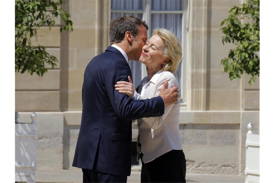 Er hatte sich für sie stark gemacht: Frankreichs Präsident Emmanuel Macron begrüßt die neue EU-Kommissionschefin Ursula von der Leyen vor ihrem gemeinsamen Mittagessen im Elysee-Palast. Foto: Michel Euler/AP