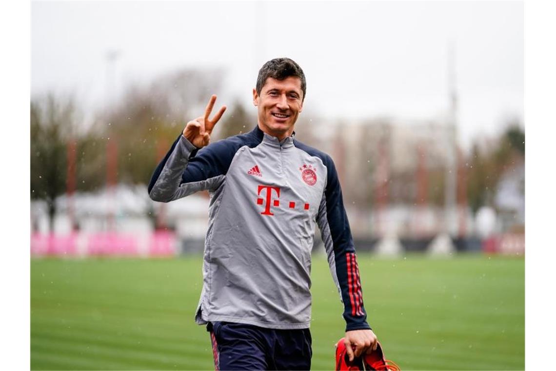 Schock: Bayern-Star Lewandowski fällt vier Wochen aus Er humpelt nicht: Robert Lewandowski kommt auf den Platz. Foto: Marco Donato/FC Bayern München AG/FCB/dpa