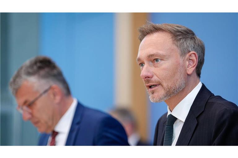 Er ist der wichtige Mann im Hintergrund: Werner Gatzer (li.) bei einer Pressekonferenz mit Finanzminister Christian Lindner.