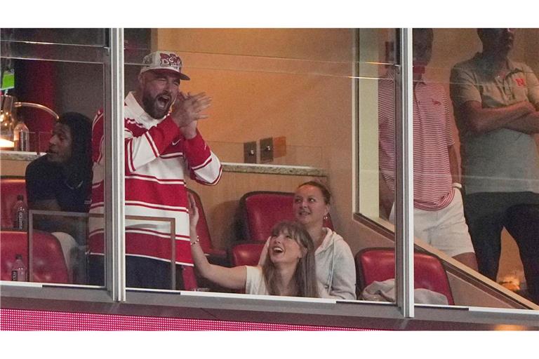 Er jubelt, sie wirft ihm einen verliebten Blick zu: Travis Kelce und Taylor Swift bei einem College-Football-Spiel.