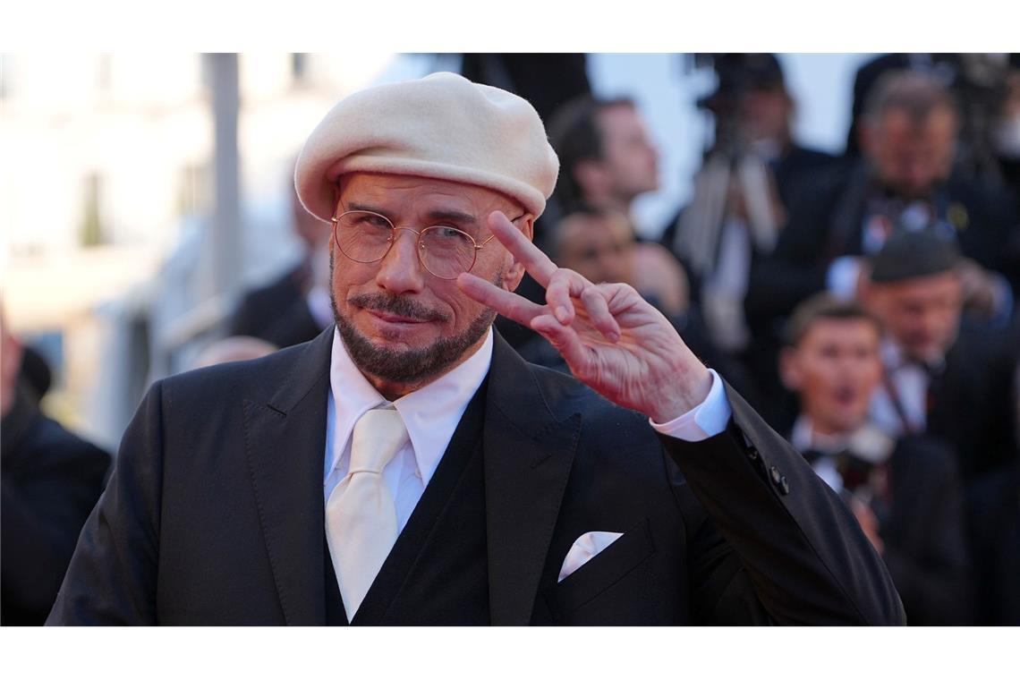 Er kann es noch: John Travolta kommt zur Premiere des Films "Karma" bei den Filmfestspielen in Cannes.