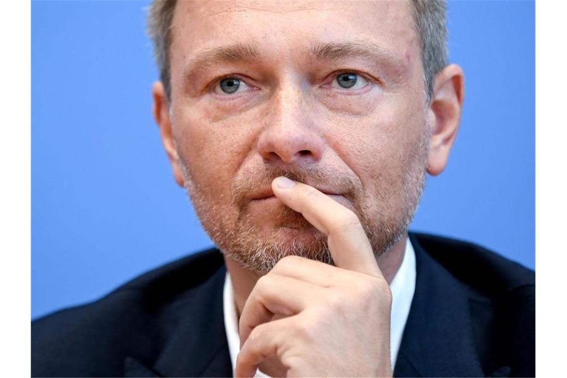 Bericht: FDP-Einzug in Thüringer Landtag auf der Kippe Er muss abwarten, ob seine Partei die 5-Prozent-Hürde in Thüringen wirklichgeschafft hat: FDP-Chef Christian Lindner. Foto: Britta Pedersen/dpa-Zentralbild/dpa