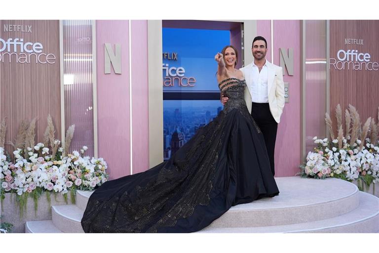 Er schrieb ihre Rolle: Brett Goldstein und Jennifer Lopez bei der Premiere zum Netflix-Film "Office Romance" in Los Angeles.