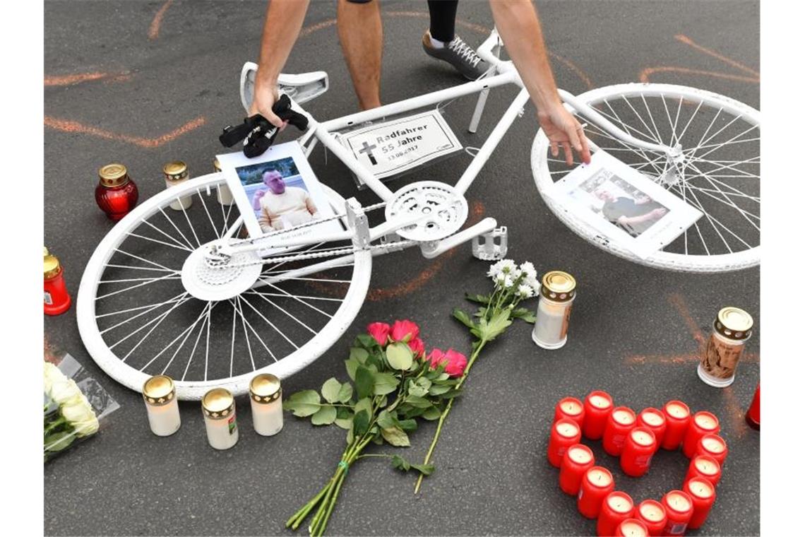Er starb, weil ein Fahrer die Autotür aufriss, ohne auf den Verkehr zu achten: Trauer um einen verstorbenen Radfahrer in Berlin. Foto: Paul Zinken