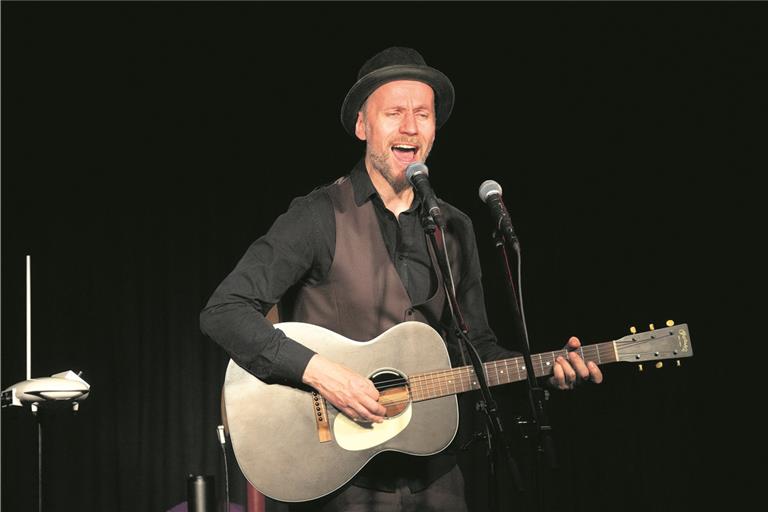Er steht allein auf der Bühne und doch klingt es, als begleite ihn eine Band: Axel Nagel hat im cje Backnang neben der Gitarre auch zahlreiche andere Instrumente gespielt. Foto: J. Fiedler