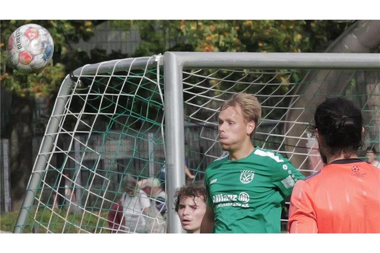Er trifft und trifft: Mit seinen beiden Toren hat Max Quetschlich (2. von rechts) dem damit weiterhin ungeschlagenen Tabellenführer Spvgg Stetten den Sieg im Spitzenspiel gegen den SV Hoffeld beschert.