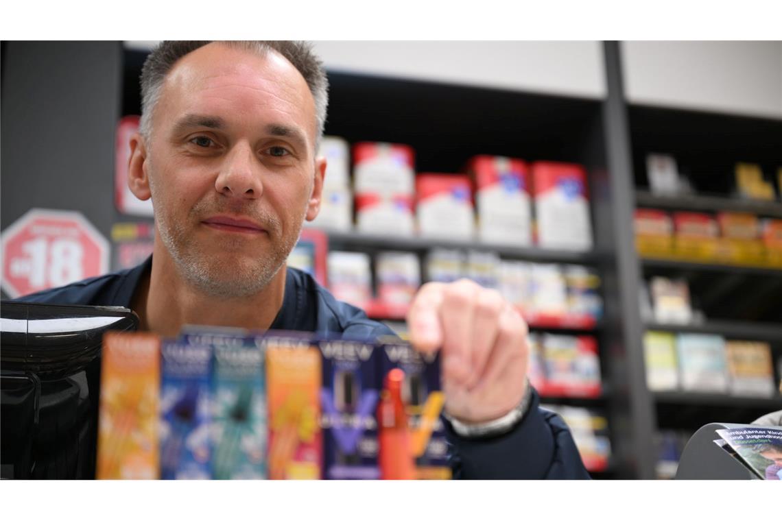 Er verkauft sowohl klassische Zigaretten als auch E-Zigaretten: der Düsseldorfer Tabakwaren-Geschäftsinhaber Sebastian Jähn.