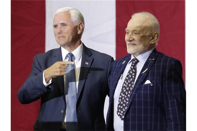 Er war dabei: US-Vizepräsident Mike Pence verweist während einer Veranstaltung im Kennedy Space Center auf den Apollo-11-Astronauten Buzz Aldrin (r). Foto: John Raoux/AP