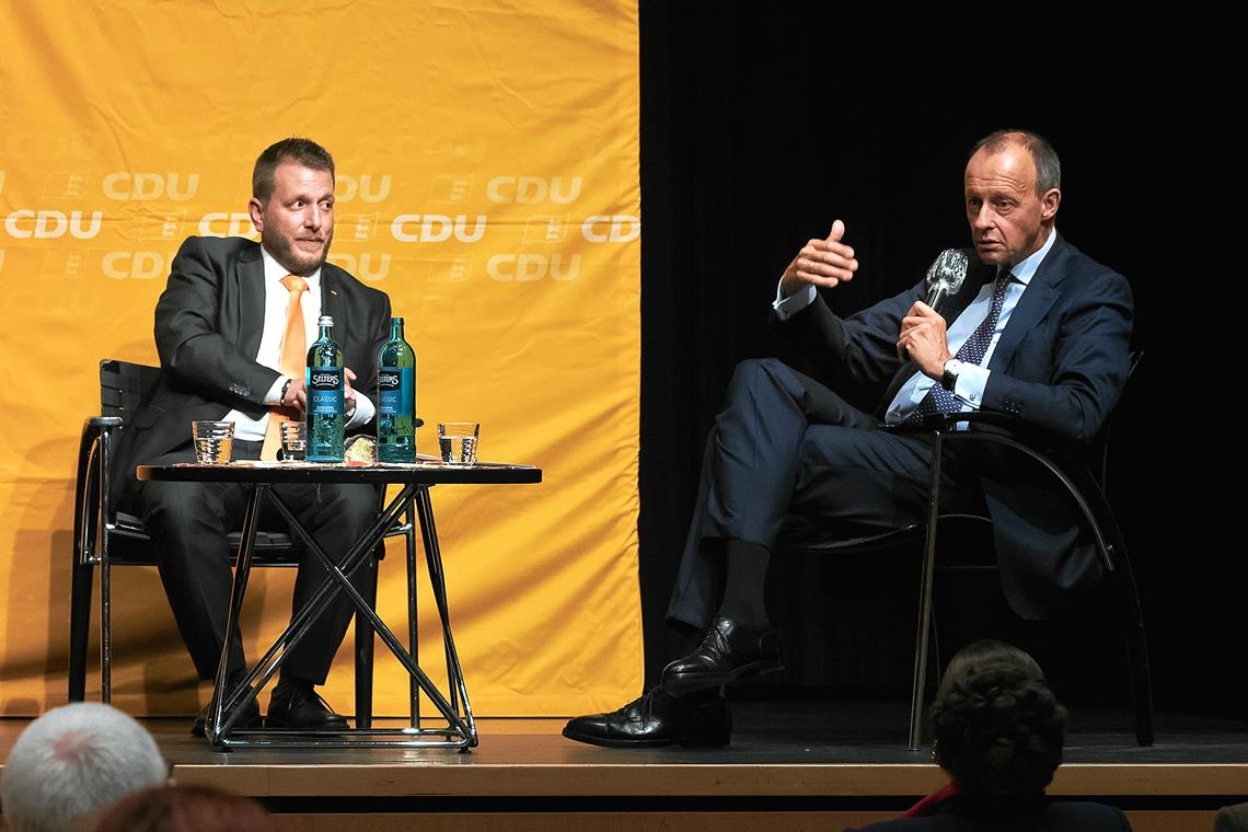 „Die Partei sollte nach vorn schauen“ Er war der Favorit der Rems-Murr-Christdemokraten: Friedrich Merz (rechts), der auf Einladung des CDU-Stadtverbands Murrhardt Ende September vergangenen Jahres nach Murrhardt gekommen war. Auf dem Podium, hier zusammen mit Landtagskandidat Georg Devrikis, erläuterte er seine Positionen. Archivfoto: J. Fiedler