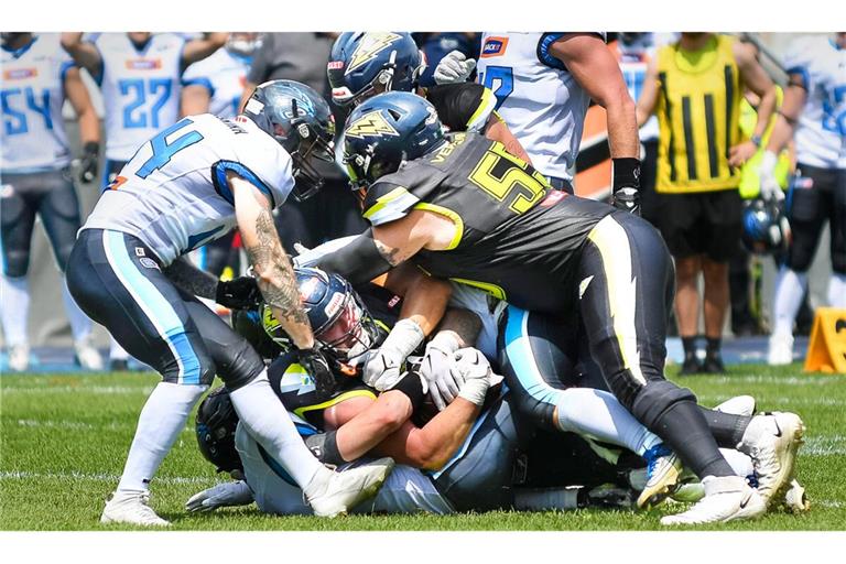 Er weiß, wie man zupackt: Surge-Kapitän Alessando Vergani (rechts, Trikotnummer 55) bei der Arbeit in der Offensive Line.