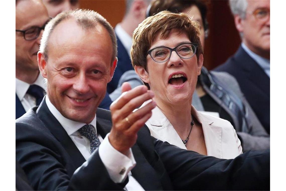 Kanzler Merz? Noch zu früh für „Aktion Abendsonne“ Er will sie beerben: Friedrich Merz neben der noch amtierenden CDU-Vorsitzenden Annegret Kramp-Karrenbauer. Foto: Wolfgang Kumm/dpa