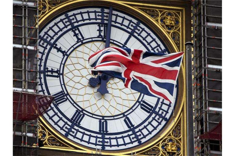 Er wird den Brexit nun doch nicht einläuten: Der Big Ben in London mit einem Union Jack am Zifferblatt. Foto: Alberto Pezzali/AP/dpa