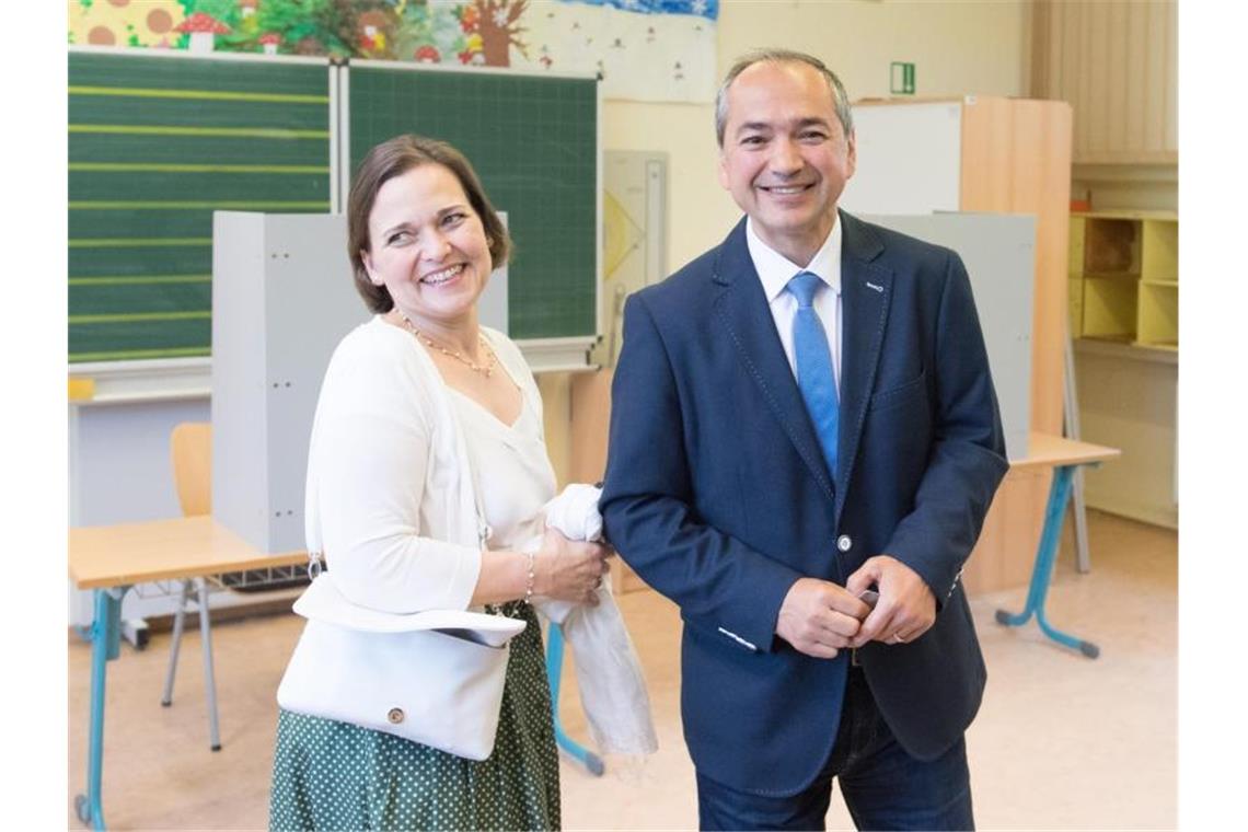 Er wird neuer Görlitzer OB: Octavian Ursu (CDU) neben seiner Frau Désirée in einem Wahllokal. Foto: Sebastian Kahnert