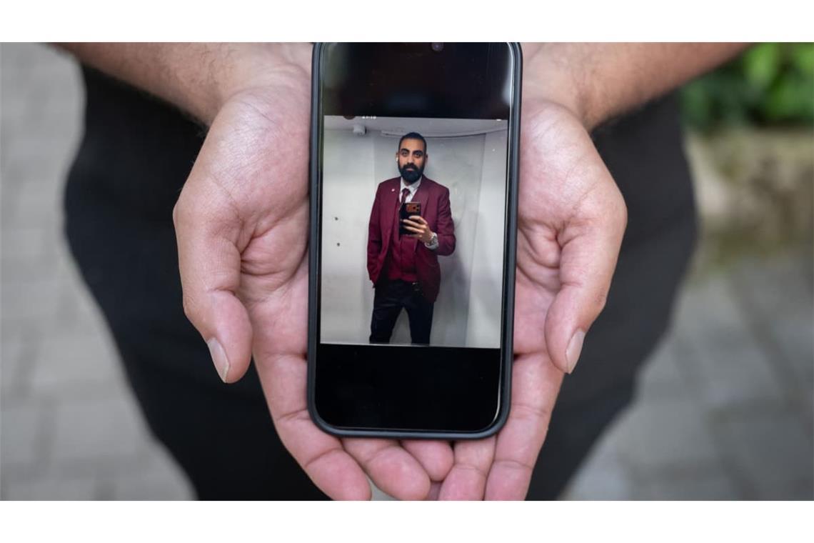 Eray Calar zeigt auf seinem Handy ein Foto seines getöteten Bruders Serkan Calar. Das Selfie zeigt den Zugbegleiter am Morgen seines Todes.