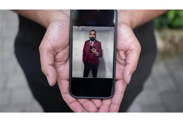 Eray Calar zeigt auf seinem Handy ein Foto seines getöteten Bruders Serkan Calar. Das Selfie zeigt den Zugbegleiter am Morgen seines Todes.