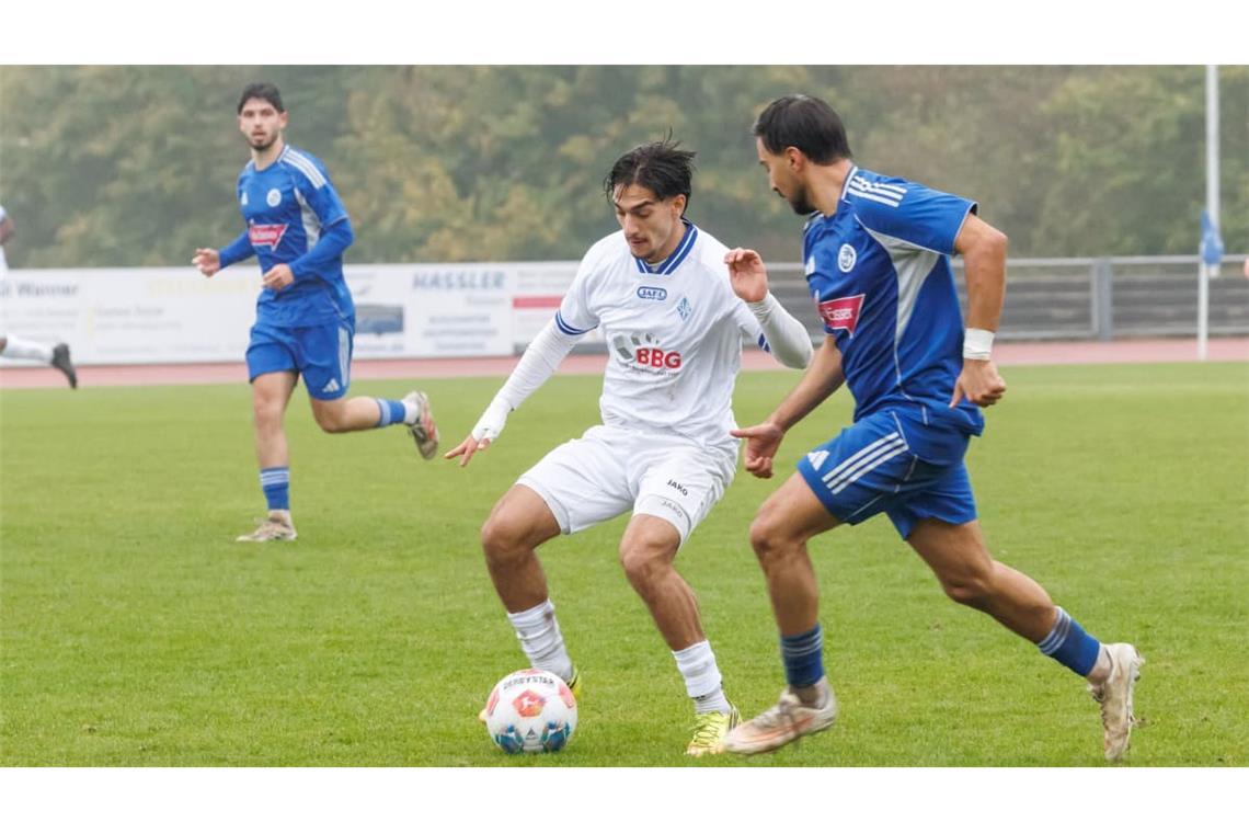 Eray Cilhüseyin (am Ball) und die SV Böblingen gelang gegen den VfL Sindelfingen der erste Saisonsieg.