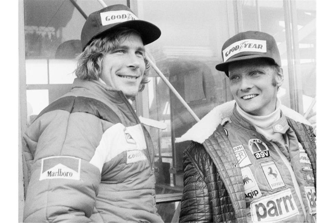 Der Mann mit der roten Kappe: Niki Lauda bleibt unvergessen Erbitterte Konkurrenten in der Formel 1: James Hunt (l) und Niki Lauda. Foto: Nuck Ut/AP