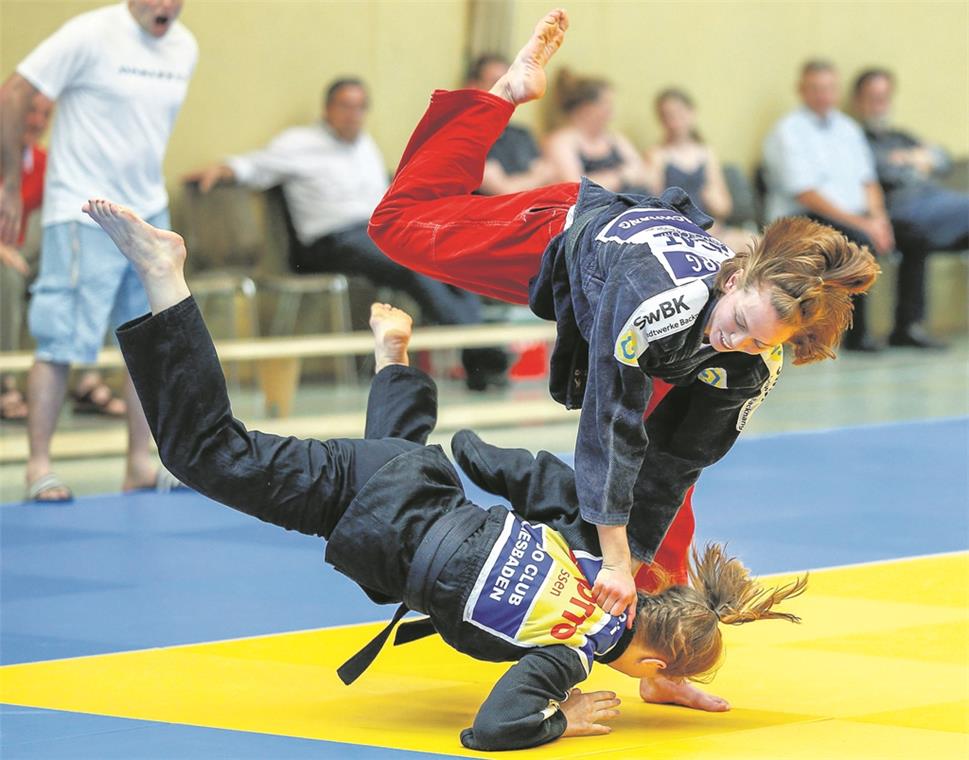 Erbrachte mit Backnangs Judofrauen eine umwerfende Leistung: Die junge Sarah Mäkelburg (stehend), zwei Punkte zum 8:6 beisteuerte. Foto: A. Becher