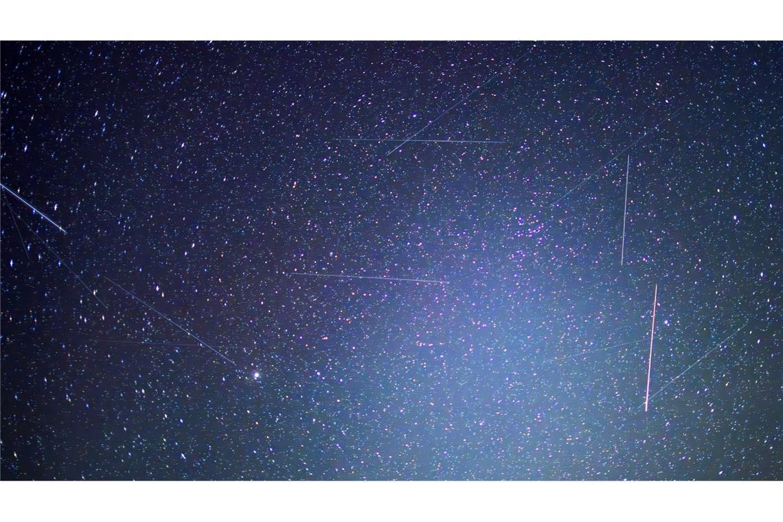 Erdnahe Satelliten sind auf Langzeitbelichtungen als Lichtspuren zu erkennen. Das bayerische Start-Up Mynaric baut Laserfunkterminals für Satelliten und ist nun von einem US-Konzern übernommen worden. (Symbolbild)