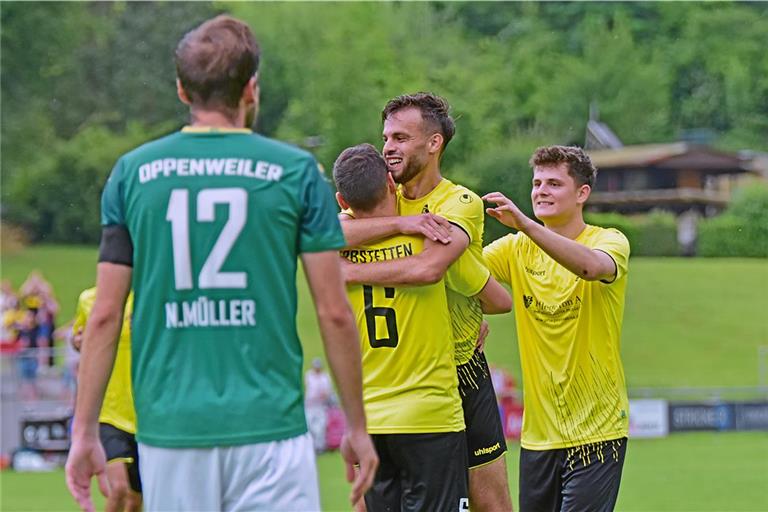 Erdonis Kryeziu, Rainer Manz (rechts) und die SKG jubeln. Erbstetten hat das Duell der Vizemeister gewonnen und das Aufstiegsfinale gegen Sechselberg erreicht. Foto: Tobias Sellmaier