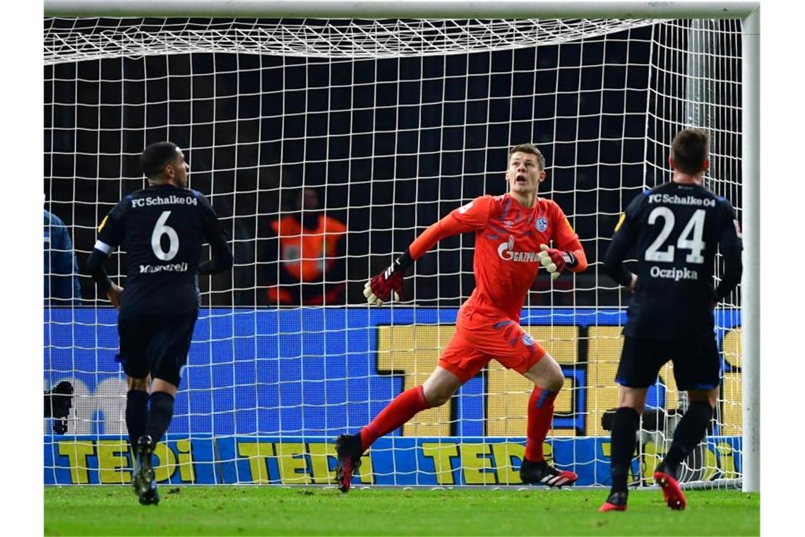 Ereignisloser Auftritt gegen Hertha: Torhüter Alexander Nübel (M) von Schalke in Aktion. Foto: Soeren Stache/dpa-Zentralbild/dpa