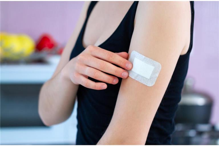 Erfahren Sie 6 wirksame und schonende Methoden, um lästige Pflasterreste mühelos und rückstandsfrei von der Haut zu entfernen.