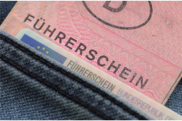 Erfahren Sie alles über die Umtauschfristen für alte Führerscheine, benötigte Unterlagen, Kosten und was bei einer Fristüberschreitung passiert.