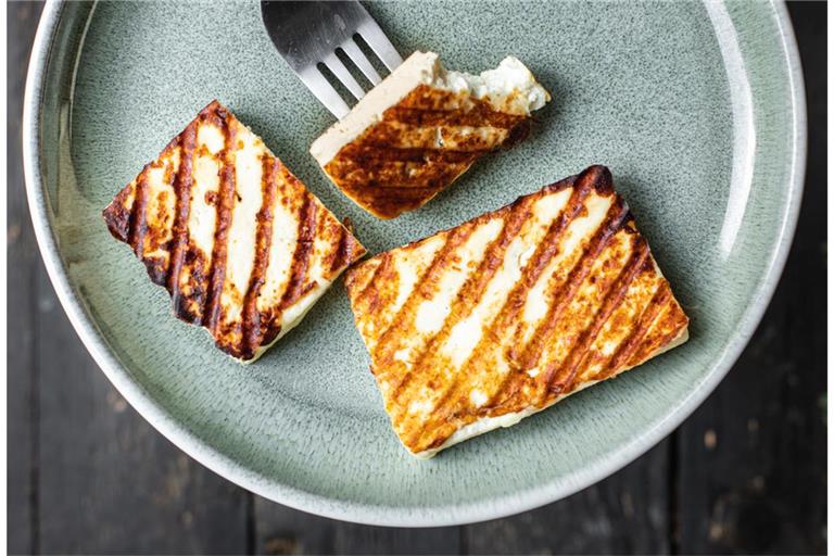 Erfahren Sie alles, was man zum Einfrieren von Grillkäse wissen sollte. Vorgehensweise, Haltbarkeit & Tipps zum Auftauen.