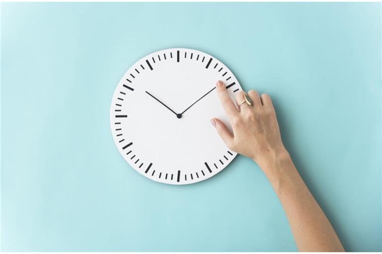 Erfahren Sie, bei welchen Uhrzeiten man von welcher Tageszeit spricht. Morgens, vormittags, mittags, nachmittags & abends erklärt.