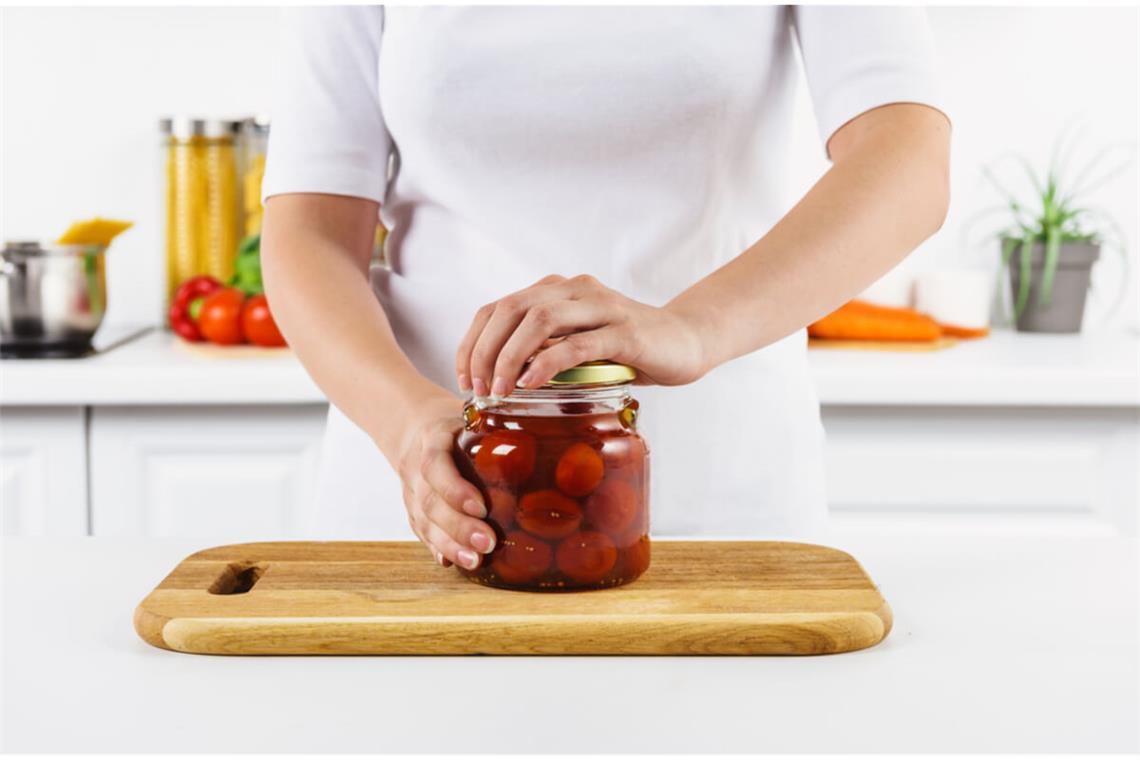 Erfahren Sie die 7 einfachsten Tricks, um hartnäckige Gläser mühelos zu öffnen. Schnell, bequem und ohne großen Aufwand.