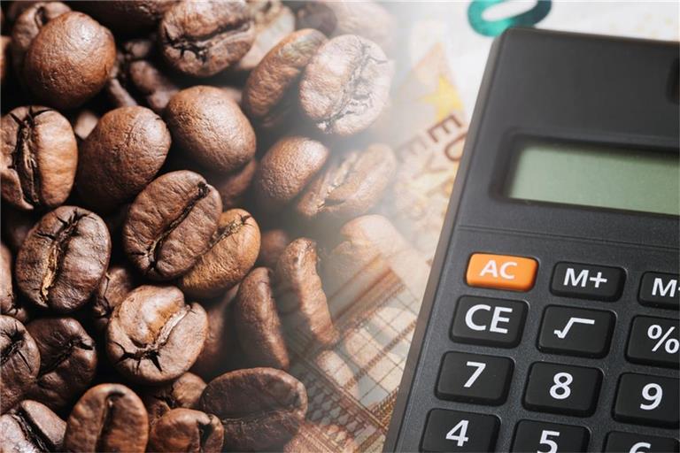 Erfahren Sie die Gründe, warum Kaffee so teuer geworden ist: Klimawandel, Spekulation, Transportkosten & neue EU-Verordnung – kompakt erklärt.