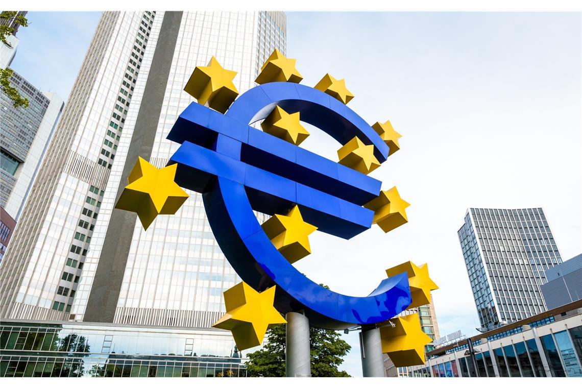 Erfahren Sie, wann am Donnerstag die Entscheidung der EZB zu den Leitzinsen bekannt gegeben wird. Alle Infos zu Uhrzeit & Live-Pressekonferenz.