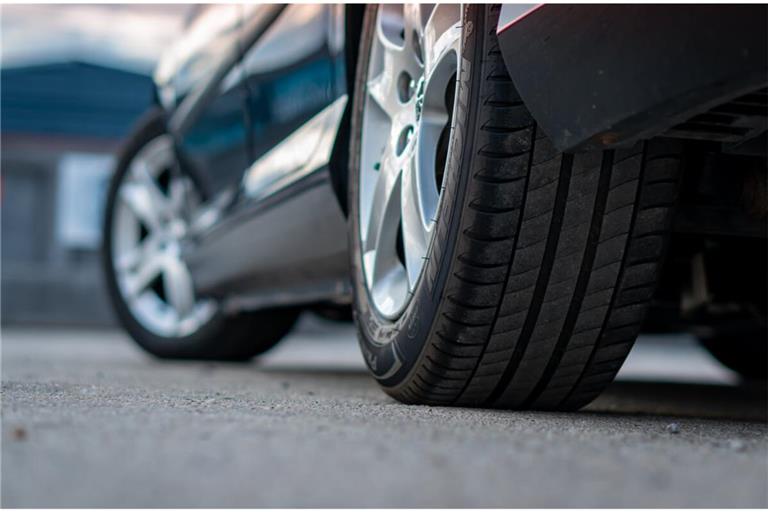 Erfahren Sie, wann der richtige Zeitpunkt für den Wechsel auf Sommerreifen ist, welche Vorteile sie bieten und worauf Sie bei der Entscheidung achten sollten.