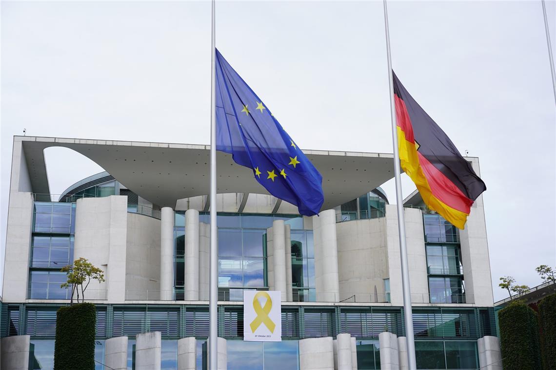 Erfahren Sie, warum die Flaggen in Deutschland heute am 27. Januar 2026 auf halbmast wehen. Alles über die Bedeutung der Trauerbeflaggung.