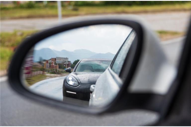 Erfahren Sie, was Sie gegen Drängler tun können und wie Sie richtig auf dichtes Auffahren im Straßenverkehr reagieren.