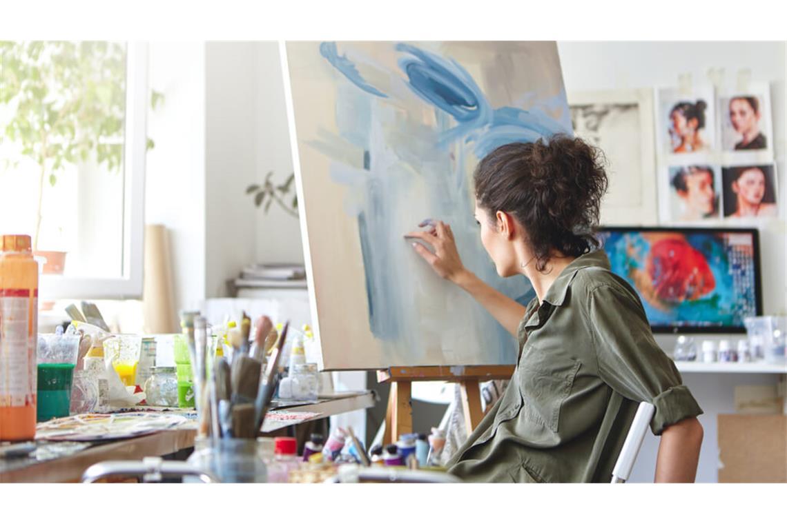 Erfahren Sie, welche kreativen Hobbys man zu Hause machen und seine Freizeit drinnen kreativ gestalten kann.