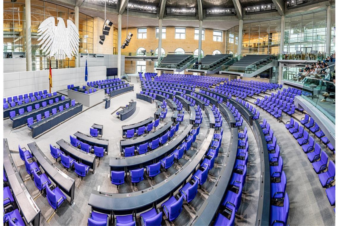 Wer zieht in den Bundestag ein? Erfahren Sie, welche Parteien in den Bundestag einziehen, wie das Kräfteverhältnis 2025 aussieht und welche Koalitionen möglich sind.