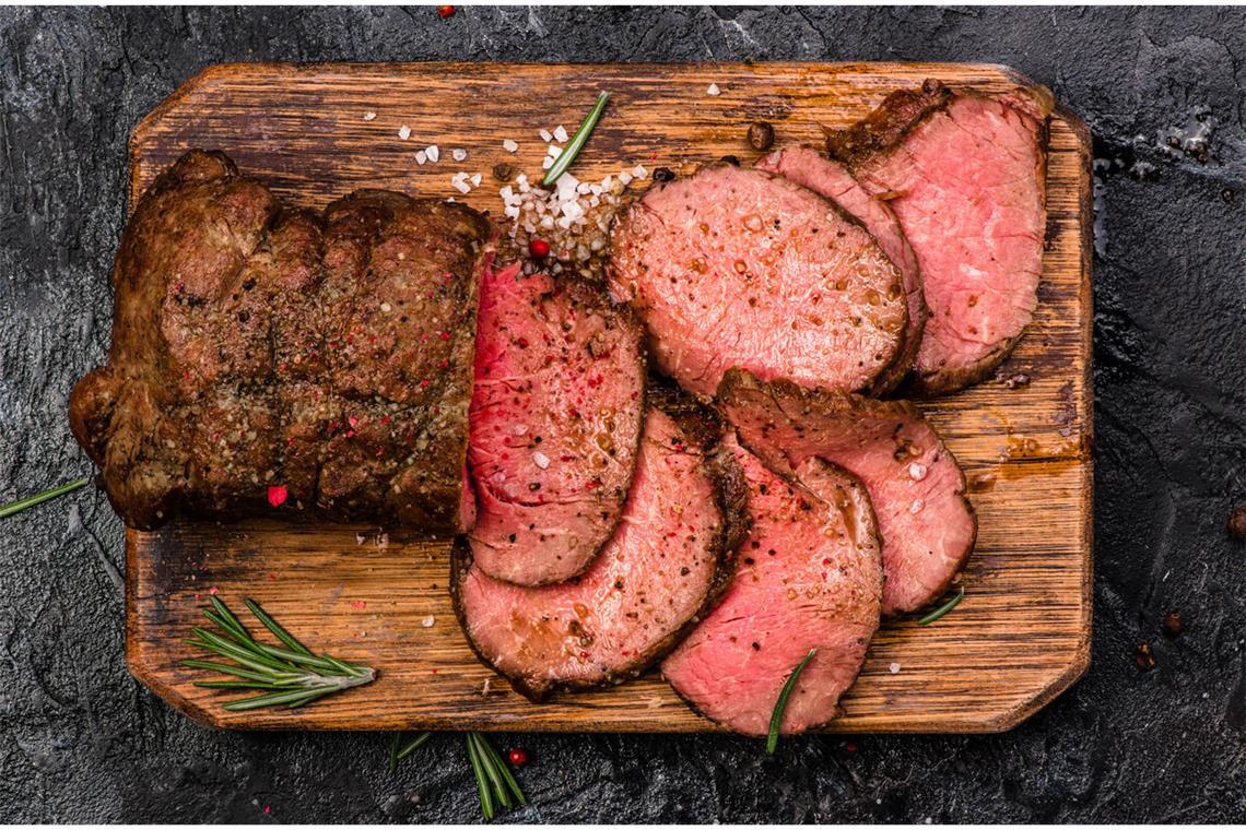 Roastbeef richtig aufwärmen - So geht's Erfahren Sie, wie man Roastbeef wieder aufwärmen kann und es zart & saftig bleibt.