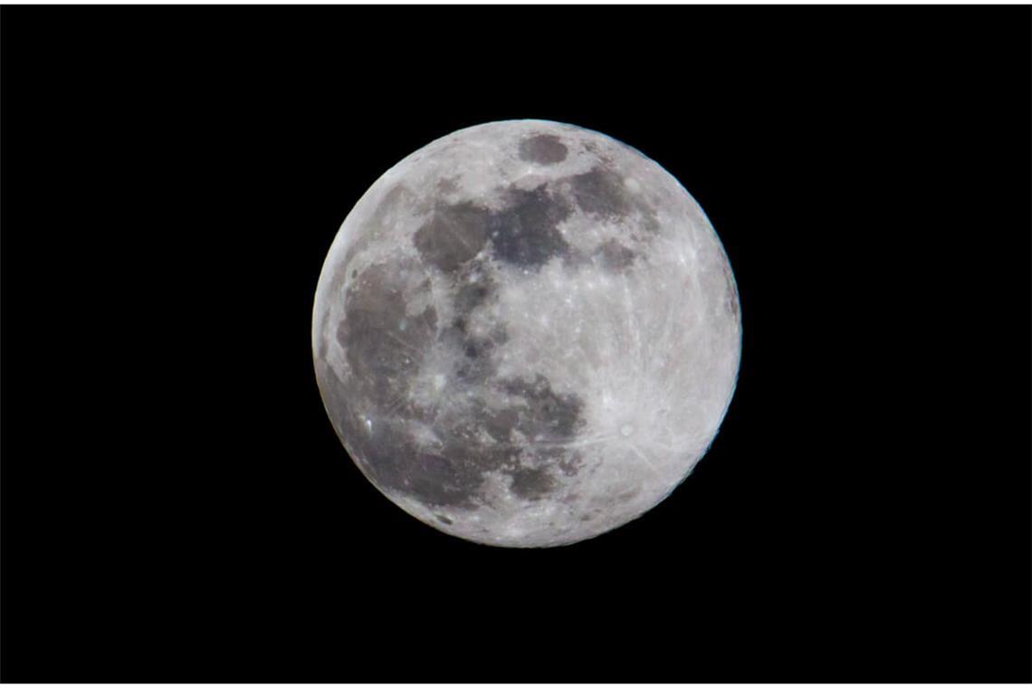 Erfahren Sie, wie oft Vollmond im Monat und Jahr auftritt, warum der Mondzyklus schwankt und wann die nächsten Vollmondtermine sind.