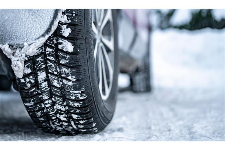 Erfahren Sie, wie sich Winter- und Ganzjahresreifen (Allwetterreifen) unterscheiden, welche Kennzeichnungen wichtig sind und worauf Sie bei der Nutzung im Straßenverkehr achten müssen.