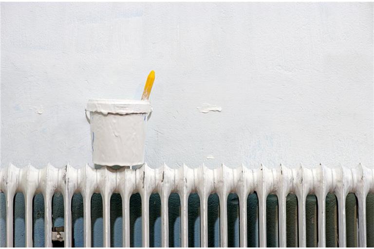 Erfahren Sie, wie Sie die Wand hinter einem Heizkörper streichen können. Von der Nutzung spezieller Pinsel und Farbroller bis hin zur Möglichkeit, den Heizkörper abzubauen. (6 nützliche Tipps)
