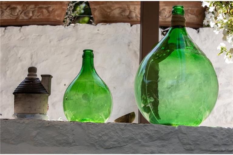 Erfahren Sie, wie Sie große Weinballons effektiv reinigen können. Von Hausmitteln bis zu speziellen Werkzeugen für hartnäckige Verschmutzungen.