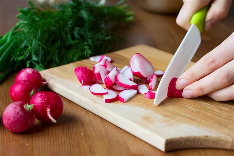 Erfahren Sie, wie Sie Ihre Keramikmesser richtig schärfen, worauf Sie dabei achten müssen und welche Technik für ein gleichmäßiges Ergebnis sorgt.