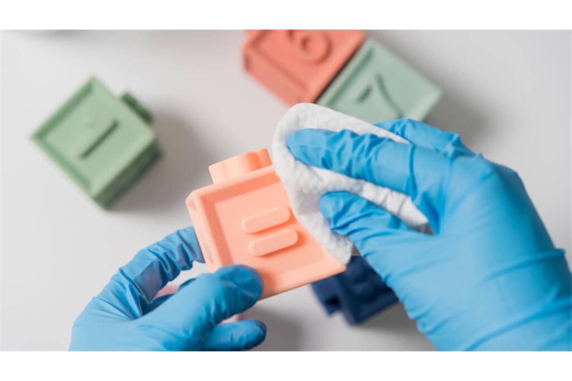 Erfahren Sie, wie Sie Kinderspielzeug hygienisch reinigen und desinfizieren. Von Plastikspielzeug über Holz bis hin zu Kuscheltieren. Für eine sichere Spielumgebung.