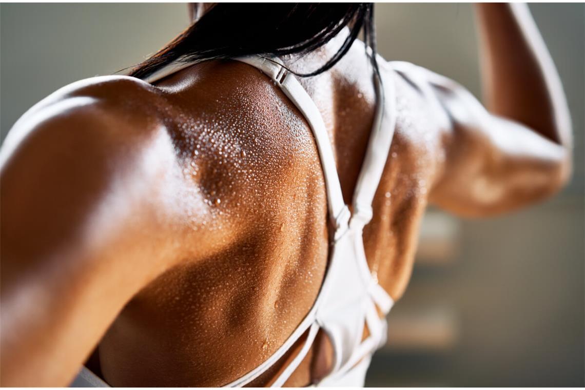 Erfahren Sie, wie Sie mit einem leichten Kaloriendefizit, gezieltem Training und der richtigen Ernährung Fett abbauen und gleichzeitig Ihre Muskulatur erhalten oder sogar aufbauen können.