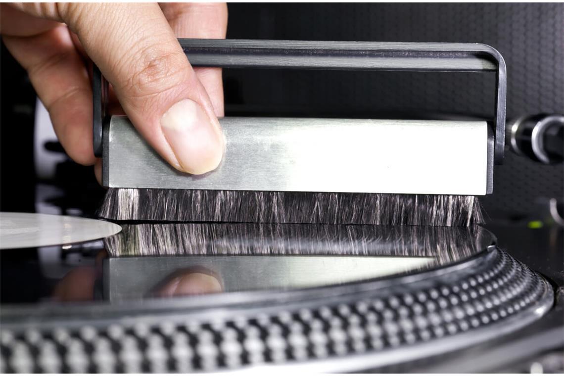 Erfahren Sie, wie Sie Schallplatten gründlich und schonend reinigen können. Von der Kohlefaserbürste bis hin zu professionellen Reinigungsservices.