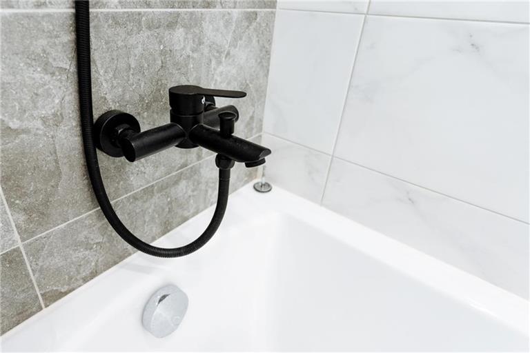 Erfahren Sie, wie Sie schwarz-glänzende und schwarz-matte Armaturen schonend und effektiv von Kalk und Verschmutzungen befreien, ohne die empfindliche Beschichtung zu beschädigen.