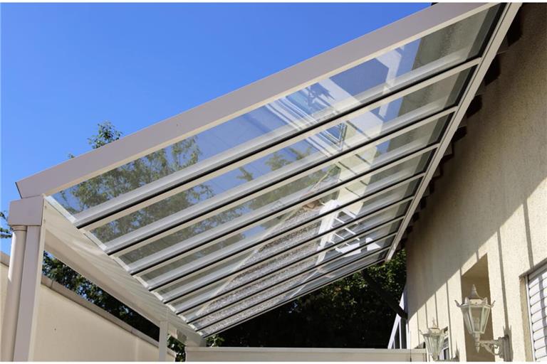 Erfahren Sie, wie Sie Staub, Laub und Blütenpollen effektiv entfernen, welche Hilfsmittel Sie benötigen und worauf Sie bei Glas- und Kunststoffdächern achten sollten.